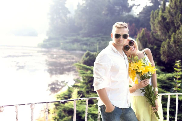 Casal atraente sorrindo, olhando para a câmera — Fotografia de Stock