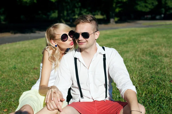 Casal atraente em um encontro no parque — Fotografia de Stock