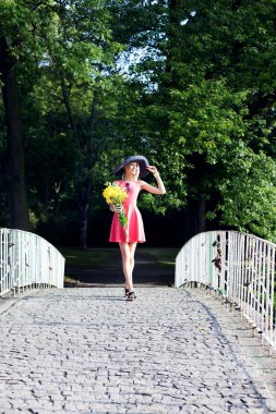 Açık poz çekici sarışın kadın