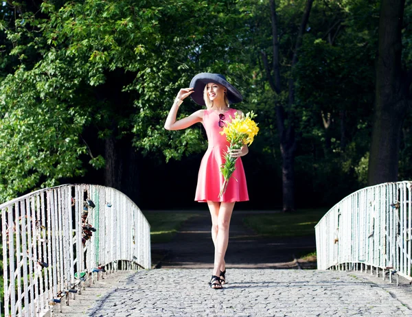 Mulher loira atraente posando ao ar livre — Fotografia de Stock