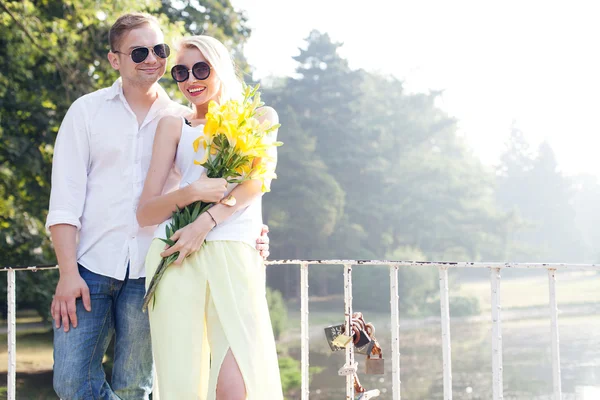 Casal atraente em um encontro — Fotografia de Stock