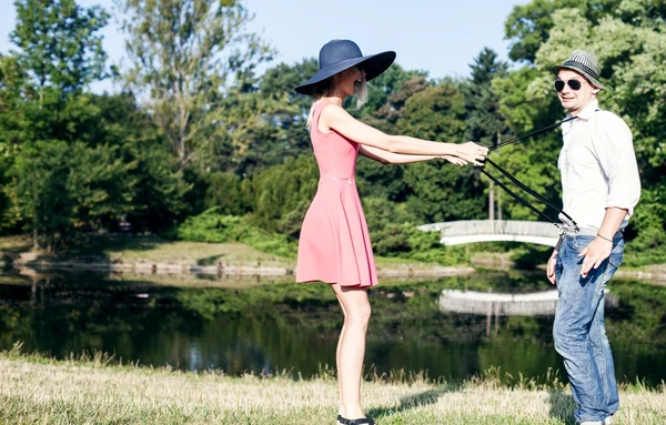 Aantrekkelijke paar op een datum in park — Stockfoto