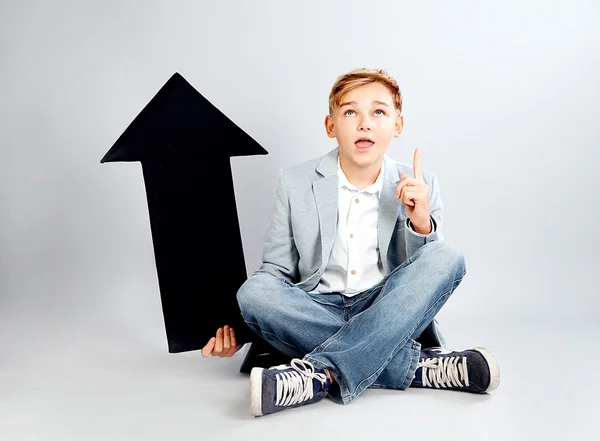 Adolescente con flecha negra — Foto de Stock