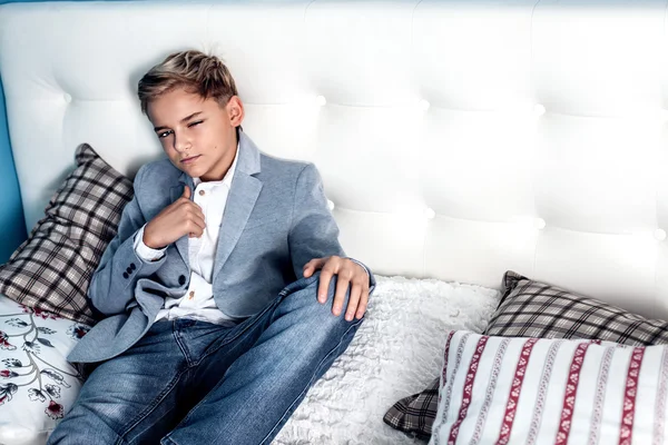 Elegantní dospívající chlapec pózuje — Stock fotografie
