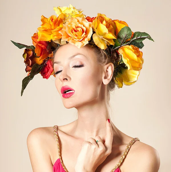 Menina loira atraente com flores — Fotografia de Stock