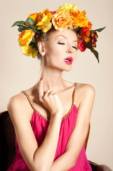 Menina loira atraente com flores — Fotografia de Stock