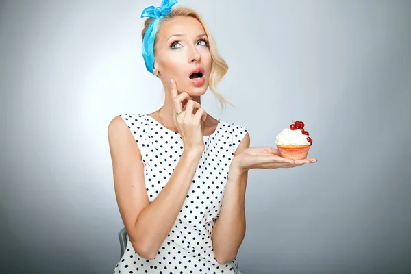 Blonde girl with cake — Stock Photo, Image
