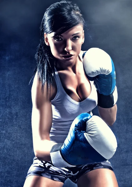 Attractive woman boxing — Stock Photo, Image