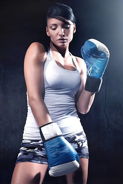 Femme attrayante boxe — Photo