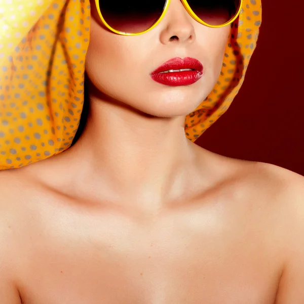 Mooie vrouw in zonnebril en sjaal. — Stockfoto