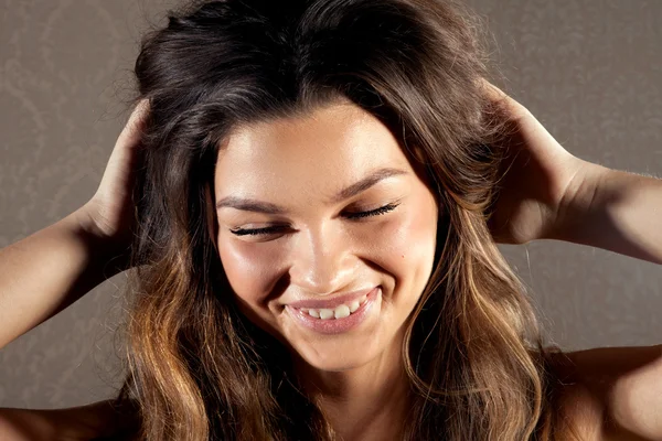 Chica feliz con sonrisa dentada . — Foto de Stock