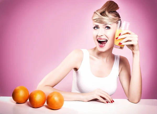 Aantrekkelijke blonde vrouw met vruchten. — Stockfoto