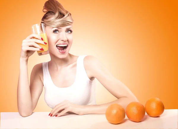 Sorrindo mulher feliz com frutas . — Fotografia de Stock