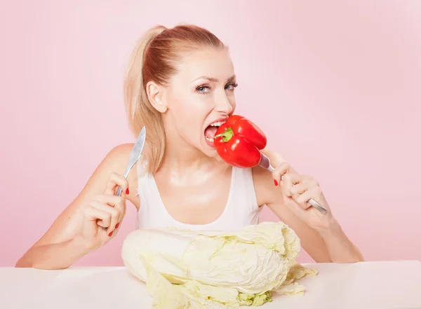 Blond meisje groenten eten. — Stockfoto