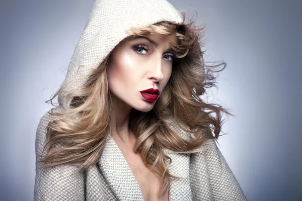 Portrét krása blond ženy, v kapuci. — Stock fotografie