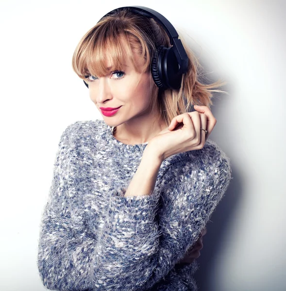 Chica escuchando música. — Foto de Stock