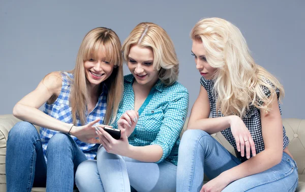 Three girls with smartphone. — Stock Photo, Image