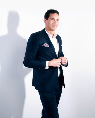 Yakışıklı adam kılığında poz.