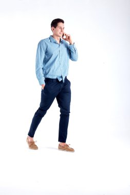 telefonla konuşan adam.