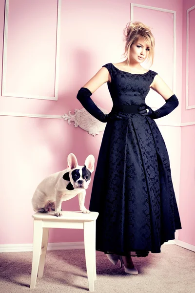 Elegante blonde vrouw poseren met pug dog. — Stockfoto