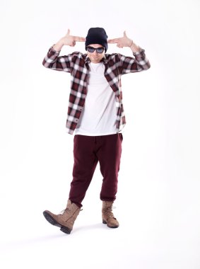 Stüdyodaki genç adam.