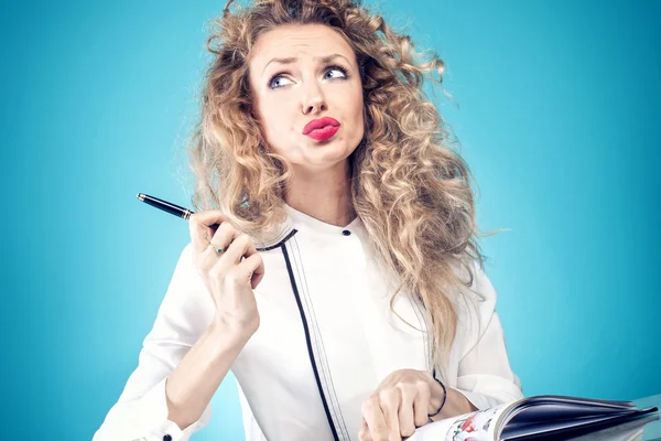 Aantrekkelijke blonde vrouw. — Stockfoto