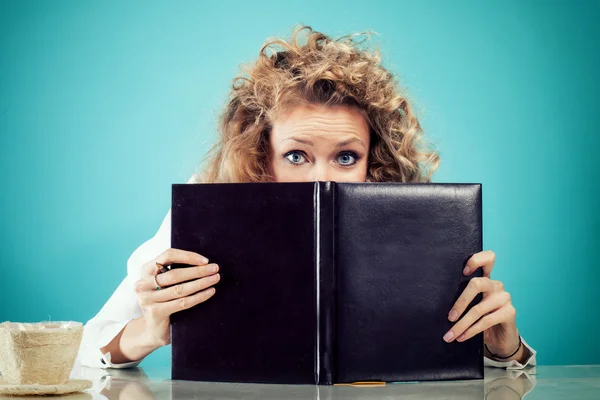 Retrato de chica detrás del libro . —  Fotos de Stock