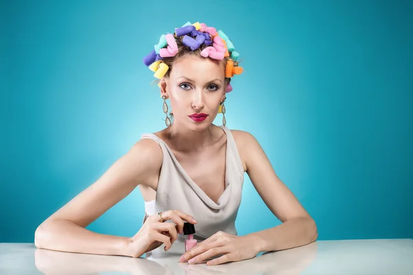 Retrato de chica atractiva en rulos . — Foto de Stock