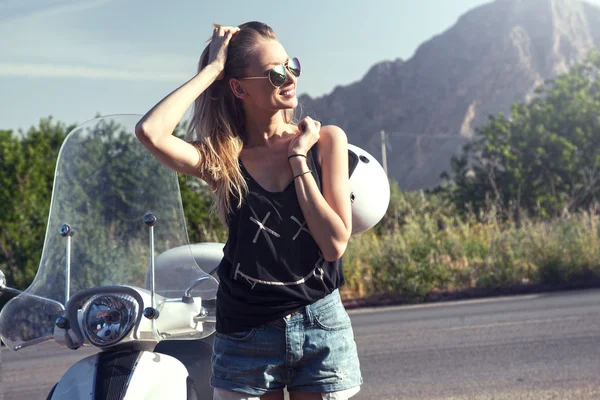 Blonde happy girl with scooter. — Stock Photo, Image