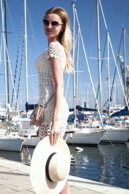 Sarışın Bayan tatile gülümseyen.