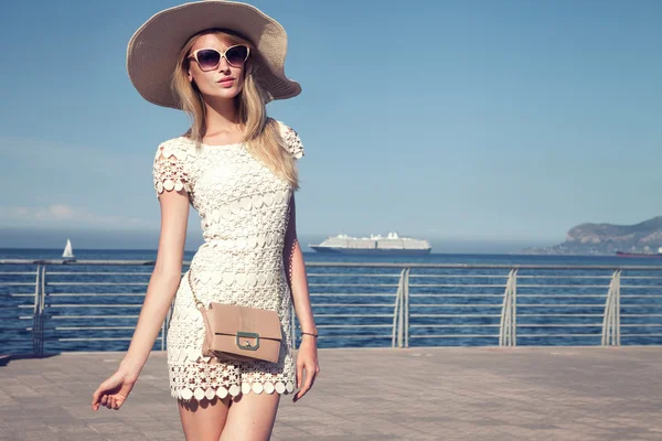 Elegante joven mujer de vacaciones . — Foto de Stock