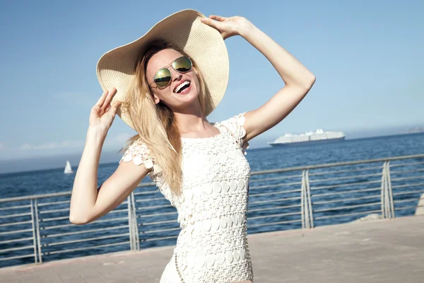 Lächelnde blonde Dame im Urlaub. — Stockfoto