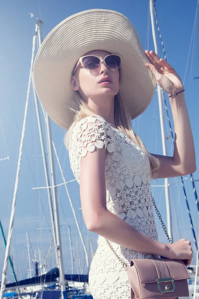 Aantrekkelijke blonde vrouw in de haven van. — Stockfoto