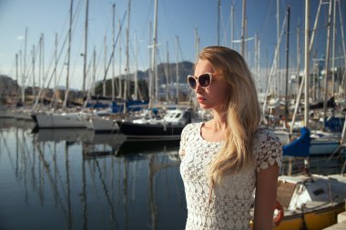 Harbor çekici sarışın kadın.