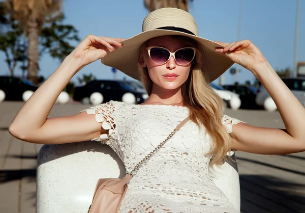 Girl posing in hat and sunglasses. — Stock Photo, Image