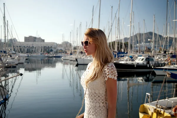 Beautiful blonde girl posing at sunny day. — Stock Photo, Image