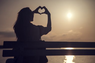 Romantik kız gündoğumu.