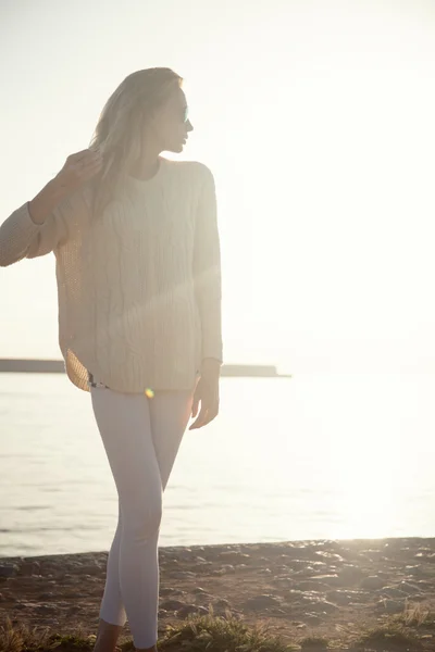 Romantisk flicka på sunrise. — Stockfoto