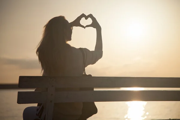 Vacker blond flicka poserar på solig dag. — Stockfoto