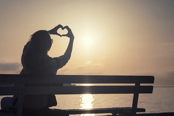 Chica romántica al amanecer . — Foto de Stock