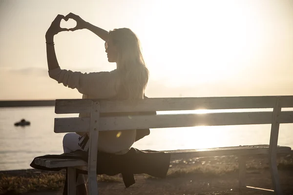 Menina romântica no nascer do sol . — Fotografia de Stock