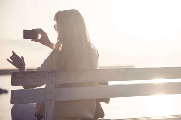 Schöne blonde Mädchen posiert bei sonnigem Tag. — Stockfoto