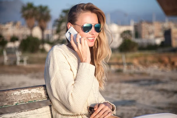 Blond tjej med mobiltelefon. — Stockfoto
