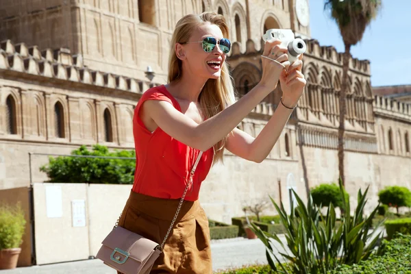 Attractive blonde woman photographing. — Stock Photo, Image