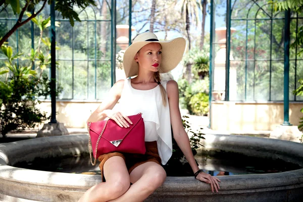 Mujer rubia posando en sombrero . — Foto de Stock