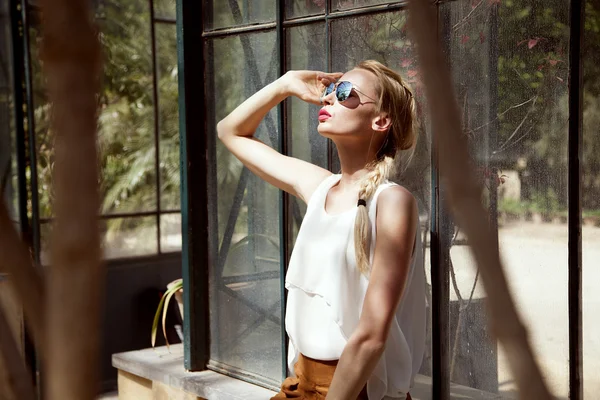 Hermosa mujer en el día soleado . — Foto de Stock