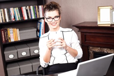 İş kadını ofisinde..