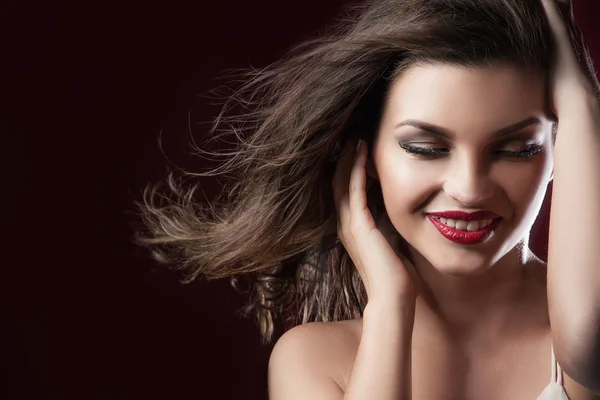 Retrato de beleza de senhora morena sorridente . — Fotografia de Stock