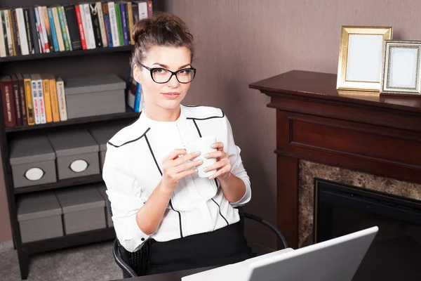 Businesswoman drinking coffee. — Stock Photo, Image