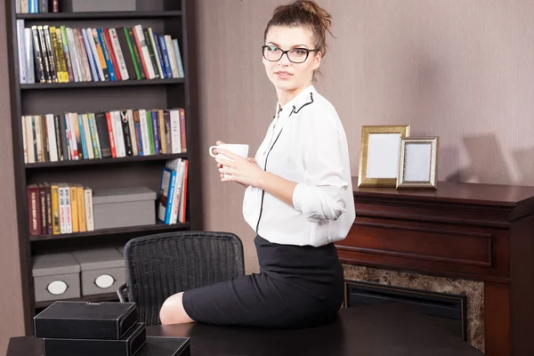 Affärskvinna dricka kaffe. — Stockfoto